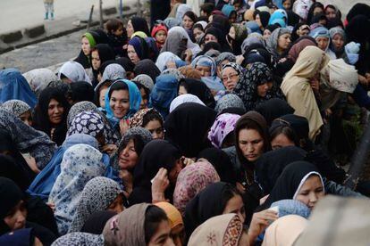 Mujeres afganas se agolpan ante un colegio electoral en Kabul.