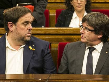 Oriol Junqueras y Carles Puigdemont durante el pleno del Parlament de este jueves.