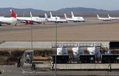 El Aeropuerto de Teruel tiene un almacén de combustible de 180.000 litros. El queroseno almacenado abastece a los aviones y sirve para la realización de los ensayos de la 'startup' española PLD Space, que desarrolla motores para cohetes comerciales. En la foto: el almacén de combustible.