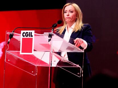 La primera ministra Giorgia Meloni, durante su discurso en el encuentro del CGIL en Rímini, este viernes.