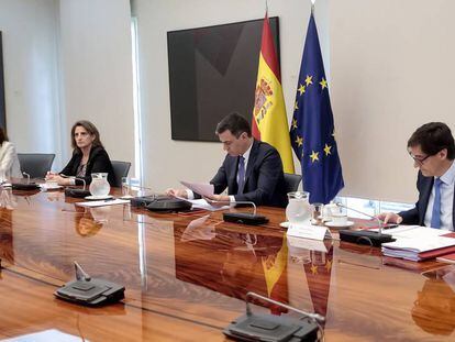 El presidente del Gobierno, Pedro Sánchez, se reúne por videoconferencia con los presidentes autonómicos.