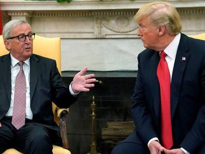 Donald Trump conversa con Jean-Claude Juncker, presidente de la Comisi&oacute;n Europea, hoy en el Despacho Oval.