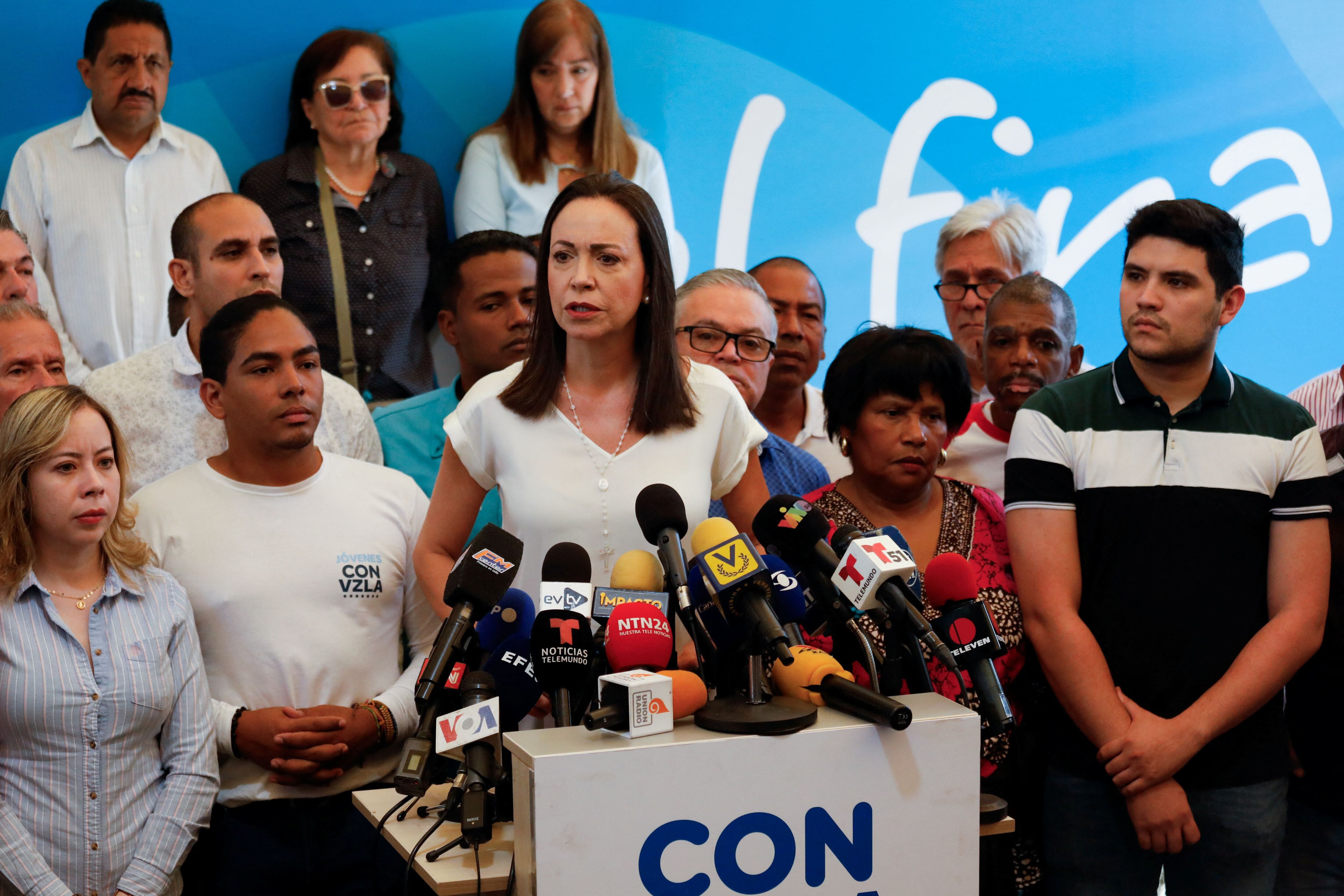 La oposición venezolana gana tiempo y opta por un candidato provisional para conjurar la abstención