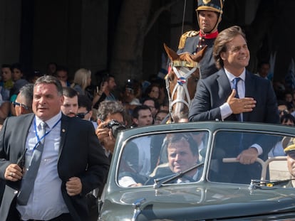 El jefe de la custodia presidencial, Alejandro Astesiano (izq), al lado de Luis Lacalle Pou, en Montevideo.