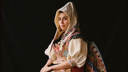 Estela Corrochano, vecina de Lagartera (Toledo), con un traje colorado de camisa de ras, pañuelo de algodón y la característica falda local de capas superpuestas a las que llaman guardapieses.