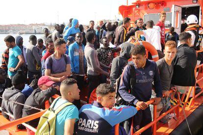 Una oleada de pateras en agosto de 2017 elevó a más de 400 los inmigrantes llegados en solo un día a Cádiz, entre ellos varios menores.