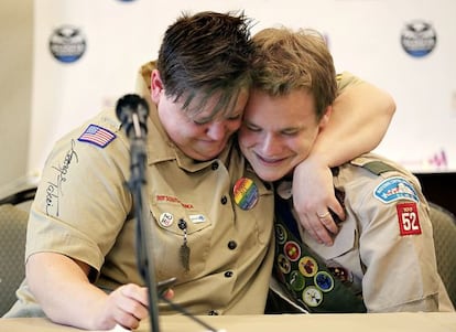 Los Boy Scouts terminan con su política de prohibir miembros gais, aunque la mantiene en los lideres adultos.