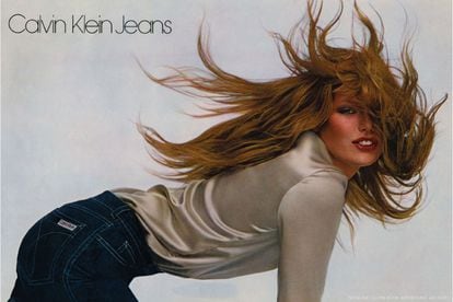 Fue el primero en ponerle logo a unos vaqueros

A mediados de los 70, Klein hizo historia cuando puso su nombre en el bolsillo trasero de sus jeans. Arrasaron en ventas: en su primera semana en tienda se vendieron 200.000 pares. Eso son muchos, muchos vaqueros. En la imagen, la modelo Patti Hansen luciendo los suyos en una controvertida campaña.