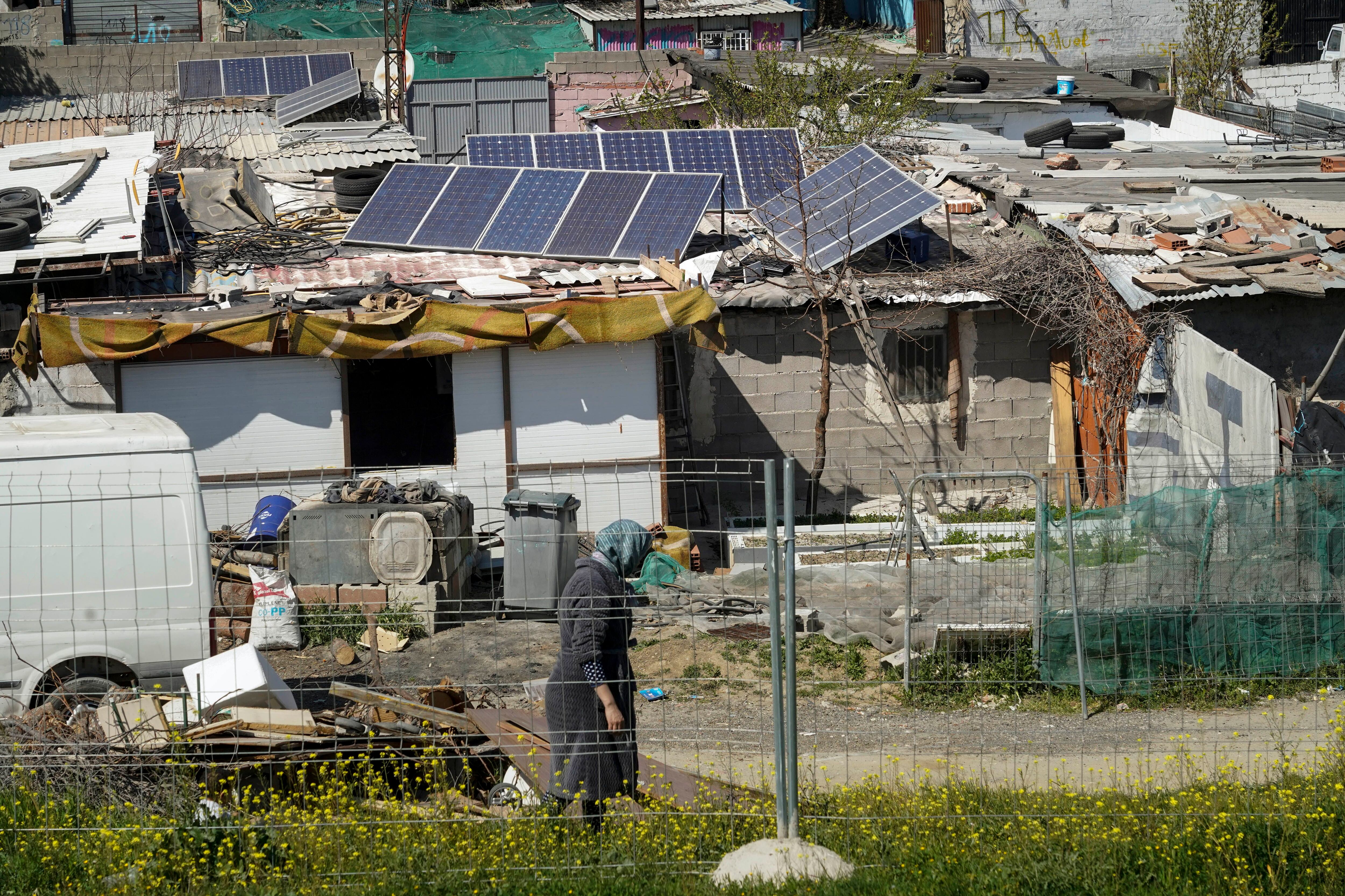 Placas solares en las chabolas del sector 6 de la Cañada Real, en una imagen de 2021.