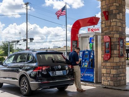 Un hombre pone gasolina en una estación de Exxon en Houston (EE UU).