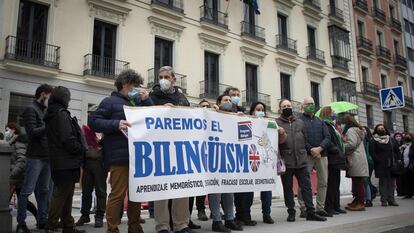 Concentración de críticos del programa de bilingüismo en Madrid el sábado por la tarde en el centro de la capital frente a las sedes del Ministerio de Educación y la Consejería de Educación de Madrid.
