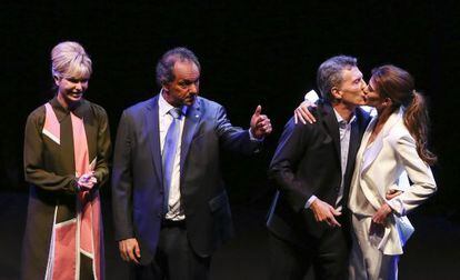 Karina Rabolini acompaña a su esposo, Daniel Scioli, mientras Mauricio Macri besa a la suya, Juliana Awada, al finalizar el debate.