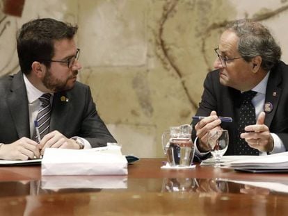 Quim Torra (derecha), junto a su vicepresidente, Pere Aragonés, durante la reunión semanal del Govern. En vídeo, declaraciones de Elsa Artadi, portavoz del Govern.