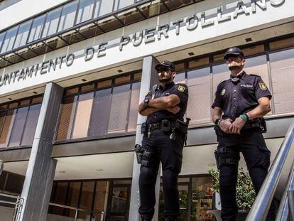 Policías custodian el Ayuntamiento de Puertollano durante el registro.