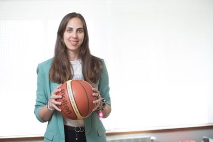 Lara Jiménez, psicóloga deportiva y árbitra de baloncesto, fotografiada en su consulta en Ávila. foto: Santi Burgos