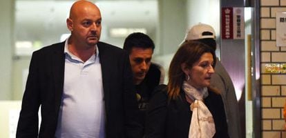 Los padres de Jules Bianchi, Philippe y Christine abandonan el hospital Yokkaichi.