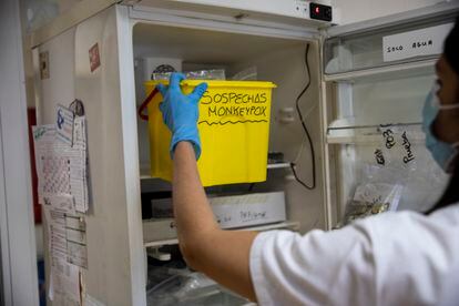 Una técnico de laboratorio recoge un cubo con muestras sospechosas de viruela del mono para analizarlas en Madrid.