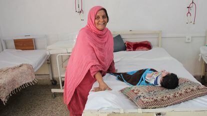Shakeela viene de un pueblo pequeño, a tres horas de Peshawar. Pertenece a una comunidad rural generalmente excluida del sistema sanitario y en la que normalmente las mujeres prefieren parir en sus casas. El 12 de septiembre tuvo a su decimotercer hijo. Ha estado embarazada 17 veces, pero cuatro de sus bebés murieron. Tenía 13 años cuando tuvo a su primer hijo, y aún vive con siete de ellos.	Cuando llegó al Hospital de Mujeres de Peshawar, su presión sanguínea era muy alta debido a una inyección de fármacos que le habían puesto en su casa para acelerar el parto. Aunque esto pone en peligro tanto a la madre como al bebé, sigue siendo una práctica muy común en Pakistán.	

