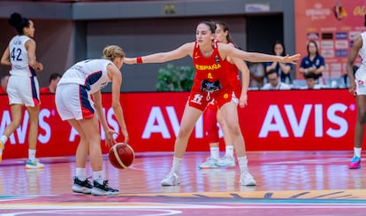 Iyana Martín (17 años) defendiendo durante el partido ante Francia del mundial U19 que se disputa en Madrid.