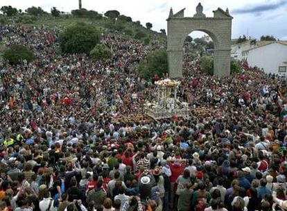 La imagen, rodeada por miles de personas en el Cerro del Cabezo.