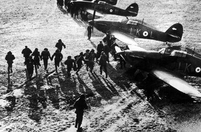 Pilotos corriendo junto a sus aviones durante la batalla de Inglaterra en 1940.
