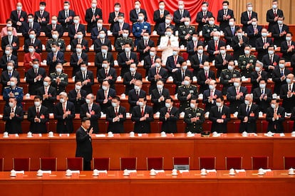 Xi Jinping saluda a su llegada al congreso, este domingo.