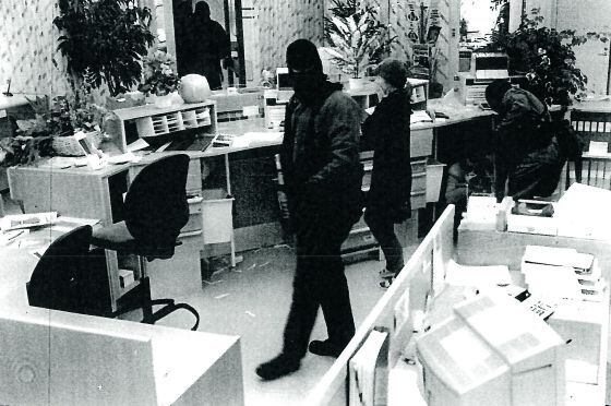 Secuencia de las cámaras de seguridad de un banco sueco instantes antes de ser ametralladas por uno de los miembros de la banda que lideraron los hermanos Thunberg