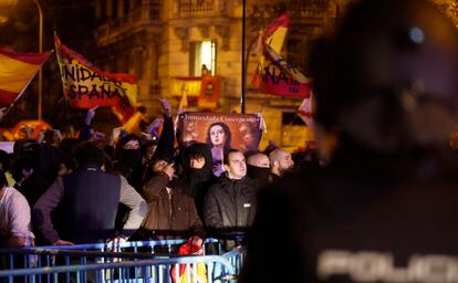 Un manifestante muestra una imagen de la Inmaculada Concepción frente a la sede socialista en Madrid.