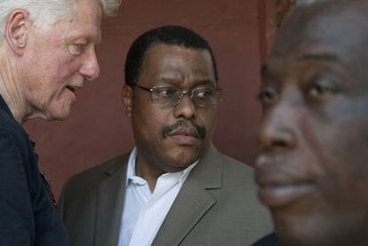 Garry Conille, en el centro, con Bill Clinton, enviado especial de la ONU a Haití, el 16 de agosto.