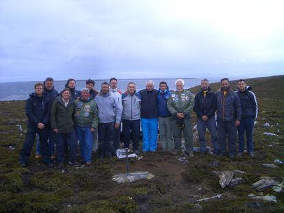David Morgan y Héctor Sánchez en un viaje a las Malvinas con compañeros excombatientes.