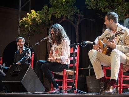 El cantaor Israel Fernández, durante su actuación en el ciclo jerezano 'Solera y Compás', junto al guitarrista Diego del Morao.