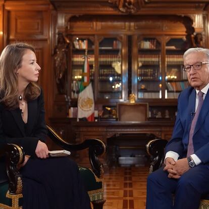 López Obrador es entrevistado por Inna Afigenova en Ciudad de México.
