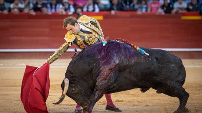 El diestro Román muletea al quinto toro de la tarde, el mejor del encierro.