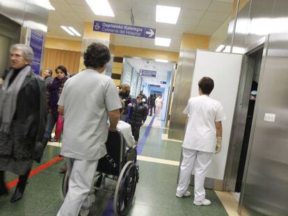 Varios pacientes recorren uno de los pasillos del Hospital de Cruces, en una imagen de archivo.