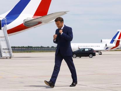 Macron camina por la pista del aeropuerto de Orly antes de embarcar en el avión presidencial para visitar las tropas francesas de la OTAN desplegadas en Rumania, este martes.