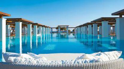 Piscina del lujoso hotel Amirandes, en la isla de Creta (Grecia).