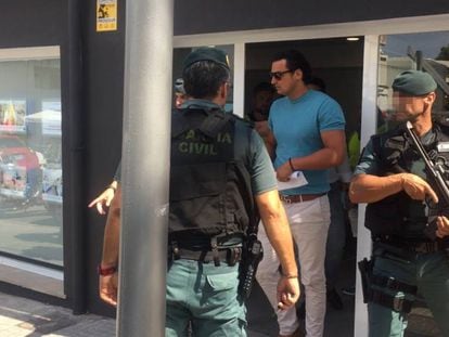 La Guardia Civil con el responsable de una inmobiliaria acusada de un supuesto fraude en Palma de Mallorca