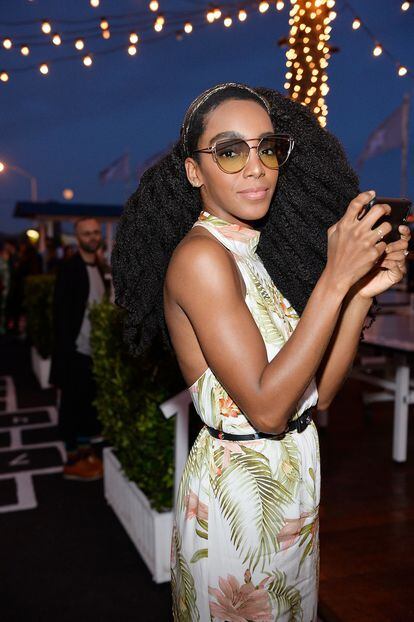 La influencer Cipriana Quann durante una cena de Dior en California. Con un vestido largo de cuello halter y estampado es de flores tropicales.