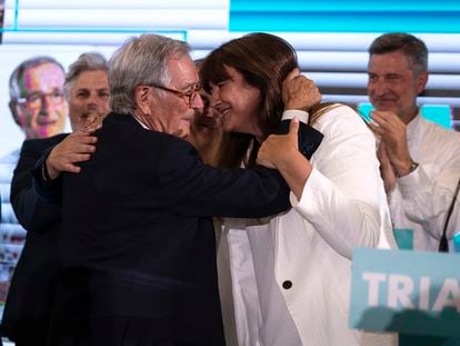 Xavier Trias recibe la felicitación de la presidenta de Junts, Laura Borràs.