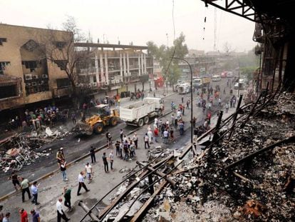 Fuerzas de seguridad iraquíes y civiles observan el lugar de la masacre.