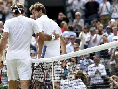 Federer saluda a Simon tras su victoria.