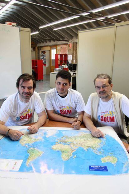 De izquierda a derecha Henk Hoff, Iván Sanchez y Michael Collinson, organizadores de State of the Map 2010 en la Universitat de Girona.