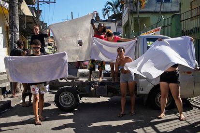 Habitantes de la favela protestan durante la operación policial, el 21 de julio de 2022.