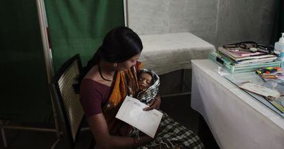 Una mujer y su beb&eacute; en el Centro de Salud Primario de Bodhali.