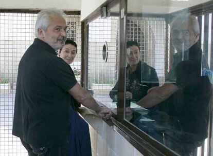 El parlamentario verde italiano Mario Bulgarelli visita a Arnaldo Otegi en la prisión de Martutene, en agosto de 2007.