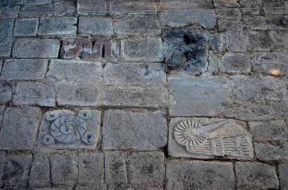 Los grabados epresentan serpientes, prisioneros, ornamentos y guerreros que aluden al origen de la antigua cultura mexica,