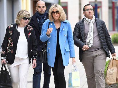 Brigitte Macron y, a la izquierda, Mimi Marchand, en París en abril de 2017.