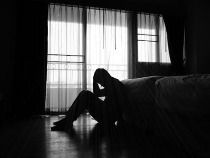 Signos como el aislamiento pueden ser una señal de alarma de riesgo de suicidio en personas con problemas de salud mental.