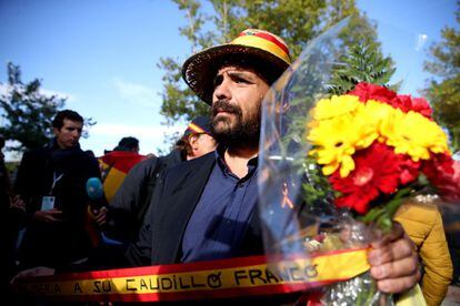Los franquistas han gritado también "Muerte a los traidores" y numerosos insultos contra el presidente del Gobierno en funciones, Pedro Sánchez.