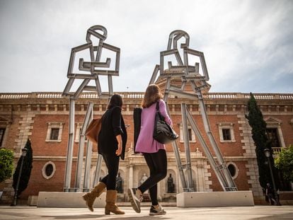 Las dos esculturas de 12 metros de altura creadas por Opie para su exposición en Valencia.